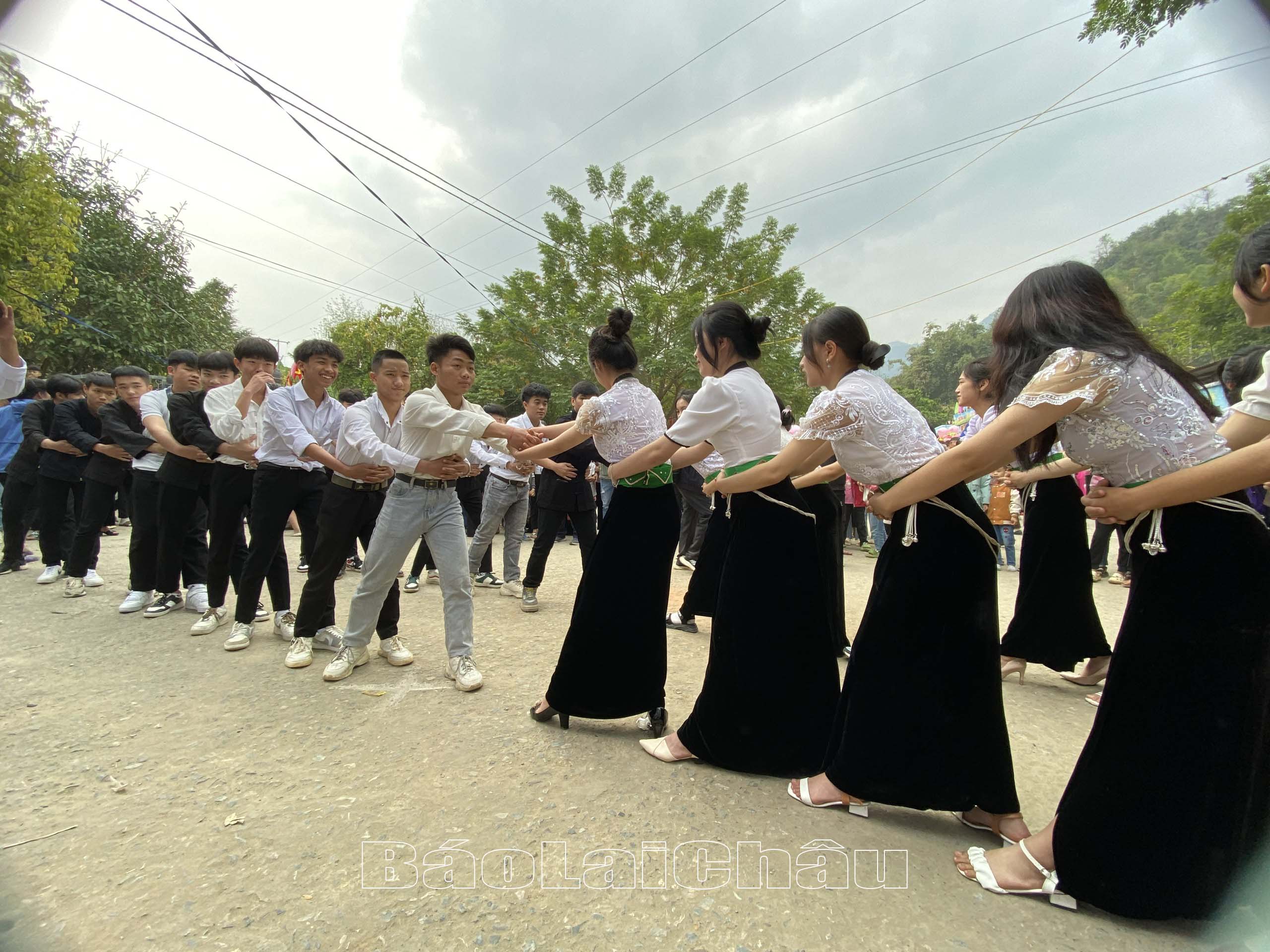 … Tham gia trình diễn nghi thức kéo co truyền thống dân tộc Thái
